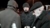 Бацька Алеся Анатоль Яўдаха (справа) на ганку Ленінскага РУУС Менску адразу пасьля таго, як напісаў заяву ў міліцыю пра выкраданьне сваяго сына. У атачэньні сяброў Алеся Яўдахі