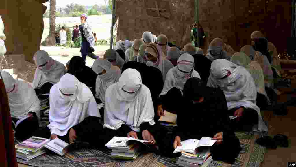 Afganistan - Škola za djevojčice na otvorenom, predgrađe Jalalabada, 11. septembar 2012. Foto: AFP / Noorullah Shirzada 