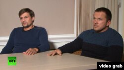 Өздерін "Руслан Боширов" және "Александр Петров" деп таныстырған адамдар RT телеарнасына сұхбат беріп отыр.