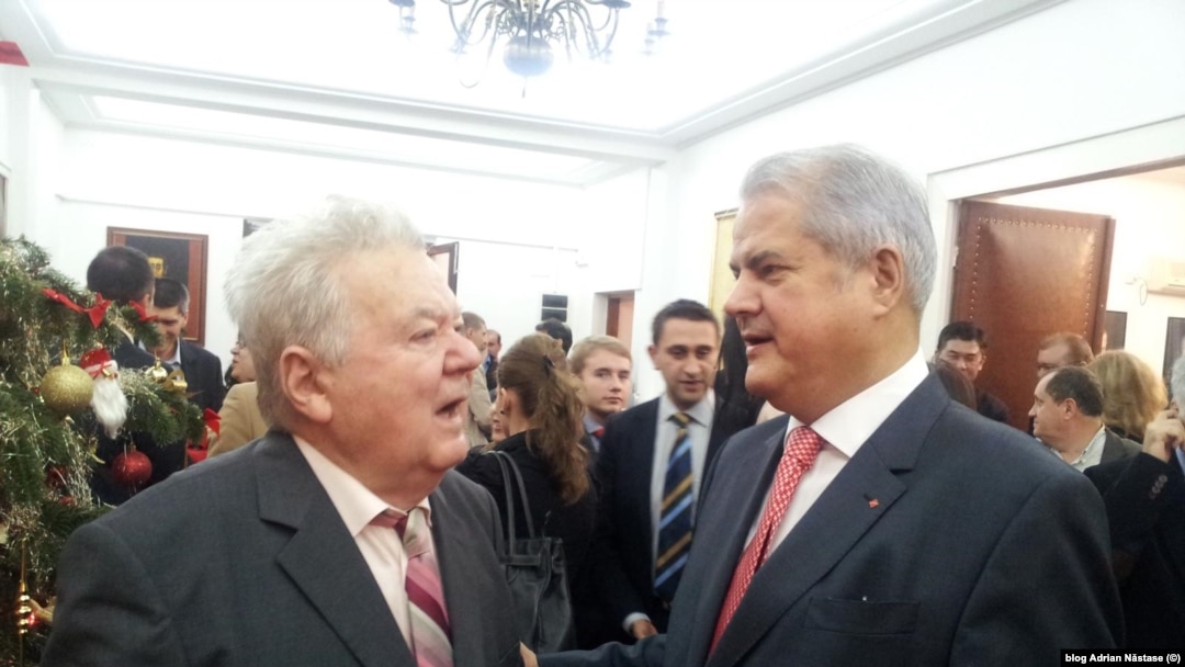 Oliviu Gherman (stânga), alături de Adrian Nastase