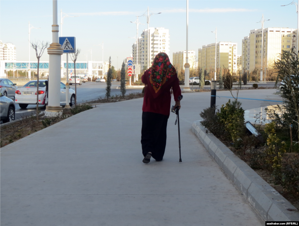 Aşgabadyň köçeleriniň birinde ýöräp barýan ýaşuly zenan