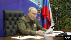 Путин выступает перед военными