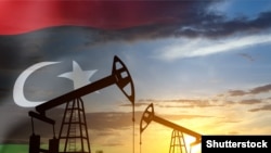 د تیلو او ګاز د استخراج د ماشینري ترشا افق کې د لیبیا درې رنګه بیرغ ، ارشیف