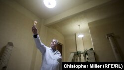 Працівник виноробні Юрій вивчає властивості ігристого вина, яке виробляють на підземному заводі міста Бахмут (яке до 2016 року називали Артемівськ)