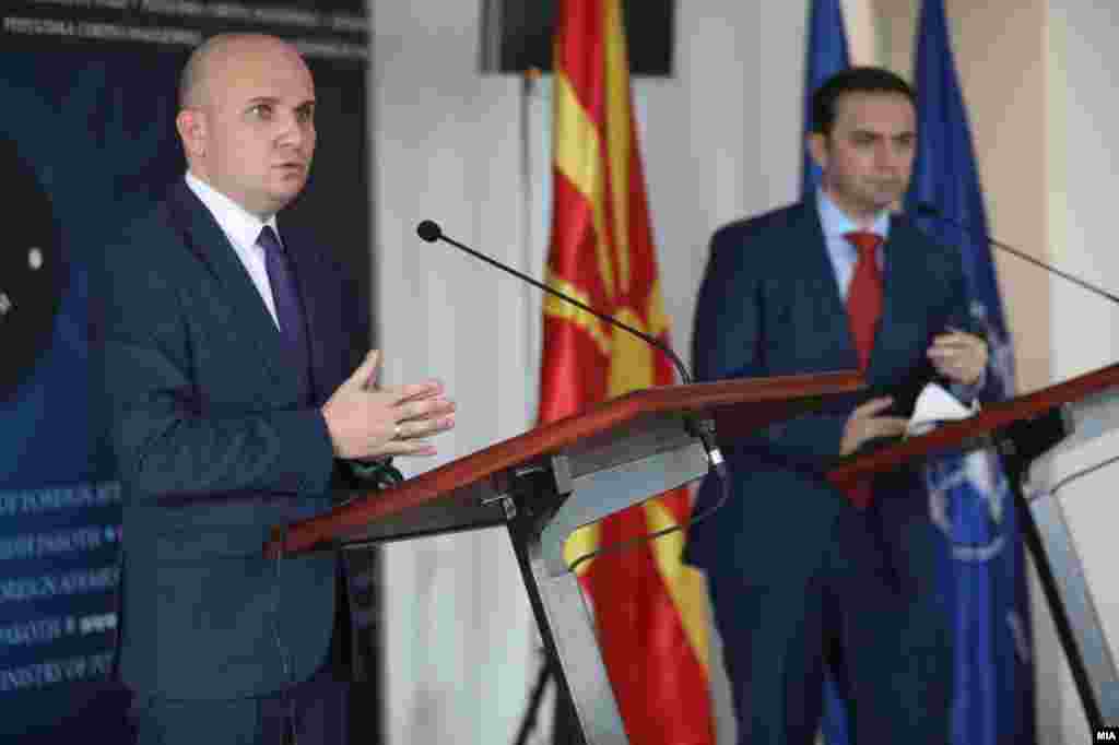 МАКЕДОНИЈА - Историјата треба да биде оставена на историчарите, а билатералните прашања да се решаваат во билатерален формат, изјави денеска известувачот во Европскиот парламент за Македонија, бугарскиот европратеник Илхан Ќучук, кој е во посета на Македонија.