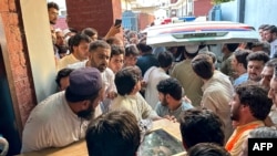 Луѓето го носат ковчегот на поранешниот сенатор Хидајатула Кан откако тој беше убиен во експлозија на бомба во областа Баџаур во пакистанската провинција Хајбер Пахтунхва на 3 јули 2024 година.