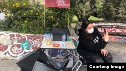 Хуманитарна акција за донирање на ИТ опрема организирана од матурантката Мила Јовановиќ од СУГС „Никола Карев“ во Градски парк во Скопје