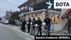 Policia pranë furrës së bukës "Park" në Surdullicë, përpara një proteste për një aksident trafiku që vrau një person, 19 shkurt 2026.