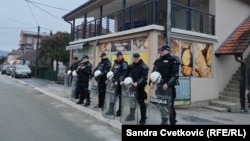 Policija ispred pekare "Park" u Surdulici uoči protesta zbog saobraćajne nesreće u kojoj je jedna osoba poginula. Pekara u vlasništvu albanske porodice na meti je progona zbog rodbinskih veza sa osumnjičenim za udes, 19.2.2026. 