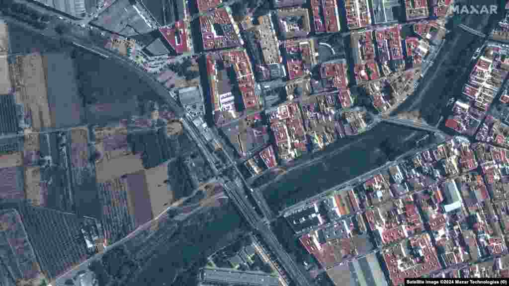 Drum și pod în Paiporta, Valencia, Spania. 18 octombrie 2024. În dreapta, un drum și un pod avariate, cu câmpuri inundate în Paiporta, pe 31 octombrie 2024 &nbsp;