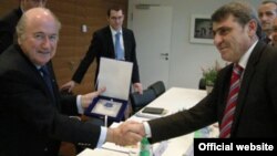 Predsednik FIFA-e Sepp Blatter i predsednik Kosovske fudbalske federacije Fadil Vokrri, Cirih, maj 2012.