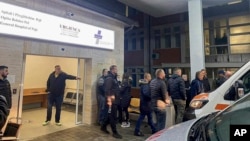 Членовите на семејствата и роднини се собраа во општата болница во градот Пеќ откако во петокот, 26.11.2021 година, тројца тинејџери беа застрелани во автобус во близина на селото Глоѓане.