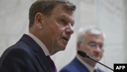 Міністр закордонних справ Німеччини Йоганн Вадефуль (л) та його український колега Андрій Сибіга