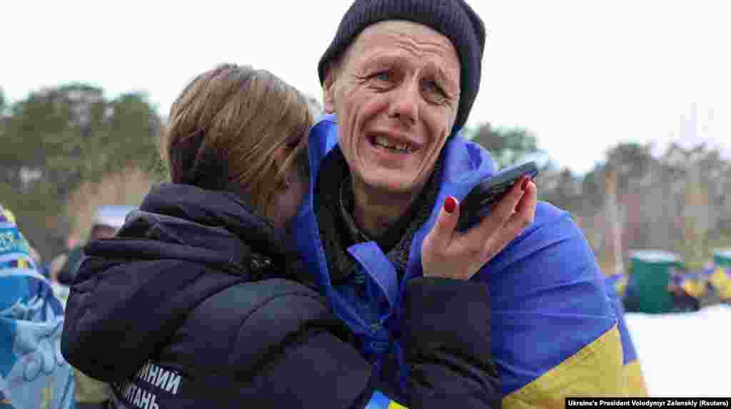 Обійми та сльози після звільнення з російського полону