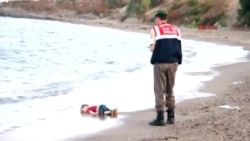 Yunanistan yolu boyunca boğulğan Suriye oğlançığınıñ cesedi ile tabutnı İstanbulğa ketirdiler (video)