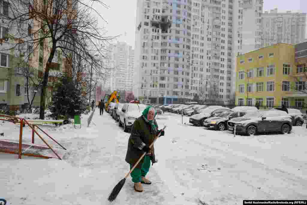 На ранок після атаки поблизу місця удару вже працювали комунальні служби