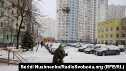 На ранок після атаки поблизу місця удару в Києві вже працювали комунальні служби
