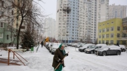 На ранок після атаки поблизу місця удару в Києві вже працювали комунальні служби