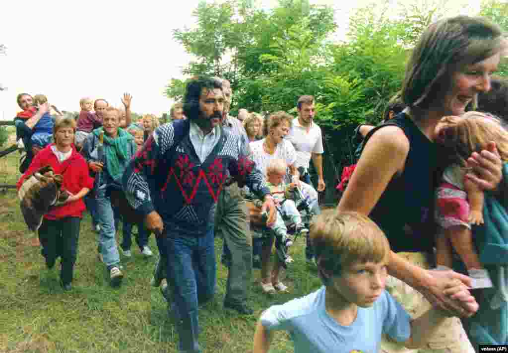 Istočni Nijemci bježe iz Mađarske u Austriju 19. avgusta 1989. tokom &quot;Panevropskog piknika&quot;. Hiljade istočnih Nijemaca počele su bježati iz Mađarske u Austriju, čak oko 600 u jednom danu na protestu nalik festivalu &quot;Panevropski piknik&quot; na austrijsko-mađarskoj granici. Egzodus, koji je ubrzo otvoreno dopustila Mađarska, izazvao je bijes Istočne Njemačke, koja je tvrdila da su njeni građani bili &quot;zavedeni i plaćeni da emigriraju... kako bi klevetali našu državu&quot;.