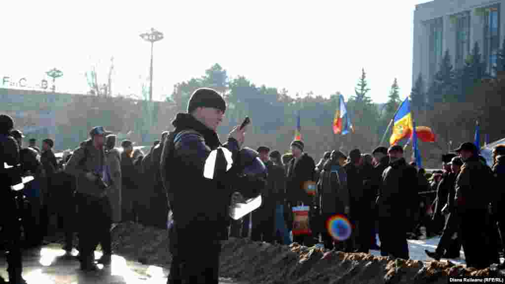 În Piaţa Marii Adunări Naţionale protestează membrii şi susţinătorii Platformei DA.
