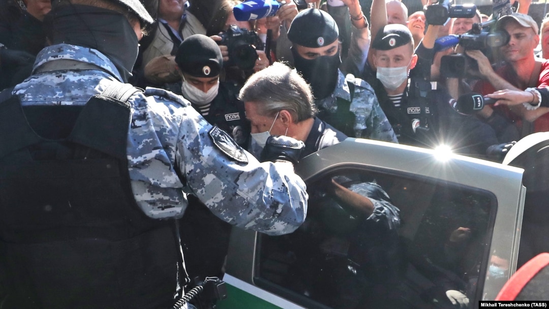 Михаила Ефремова ведут в суд