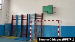 După mulți ani în care orele de sport erau improvizate, sala de sport de la Școala Gimnazială Nică Barbu Locusteanu din comuna Leu este complet utiliată.