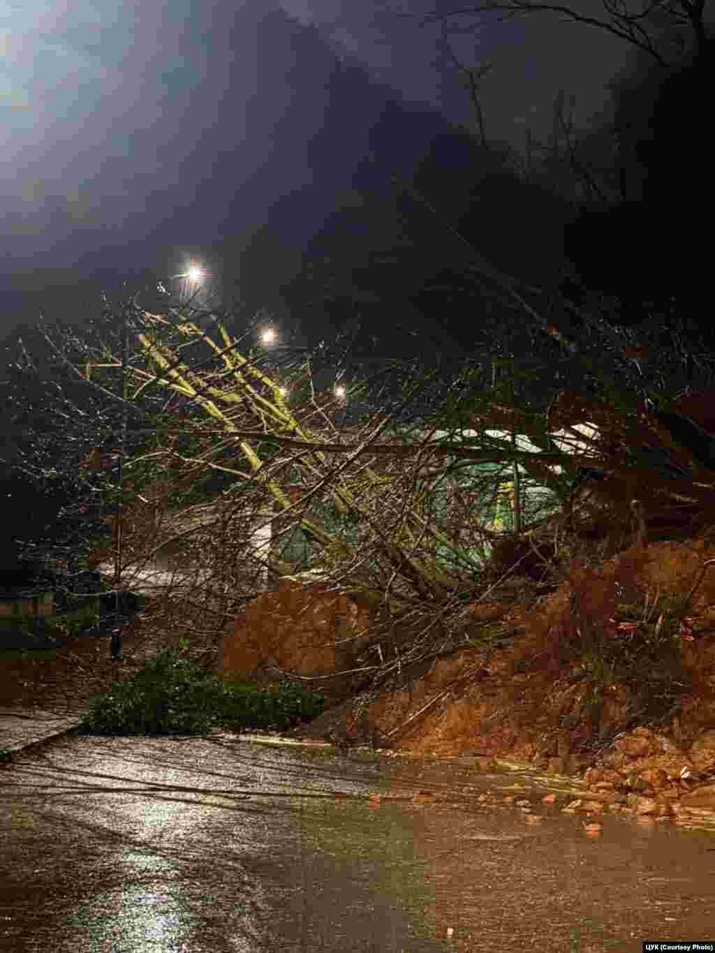 Одрони имаше на патните правци Гостивар – Стража и Тетово – Бањиче, поради што сообраќајот се одвиваше отежнато. На фотографијата е свлечиште и одрон кај селото Бањиче, тетовско.