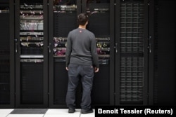 Një punonjës duke monitoruar serverë në një qendër të dhënash në Francë.