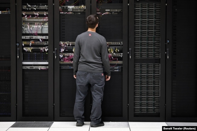 Një punonjës duke monitoruar serverë në një qendër të dhënash në Francë.