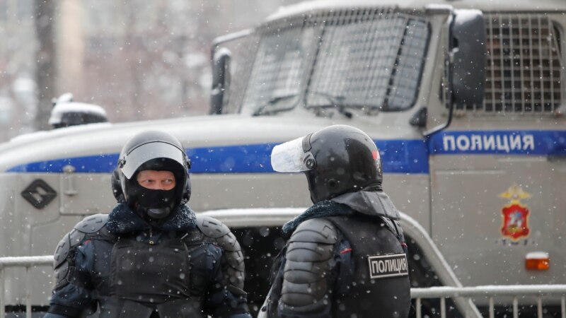 В Москве и Петербурге автозаки с арестованными стоят в очередях в спецприёмники
