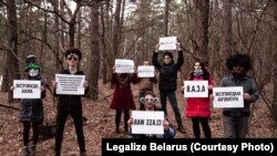 Флэшмоб з "экстрэмісцкімі плякатамі". Ілюстрацыйнае фота.