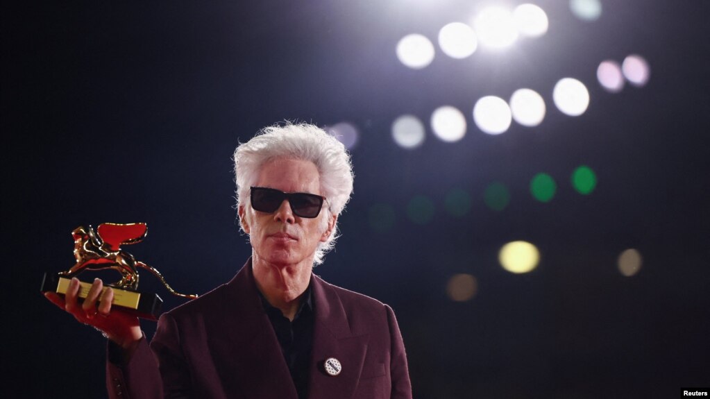 جیم جارموش بعد از دریافت جایزه شیر طلایی جشنواره ونیز