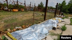 Тела погибших военнопленных в результате взрыва в Оленовке. Донецкая область, Украина, 29 июня 2022 года