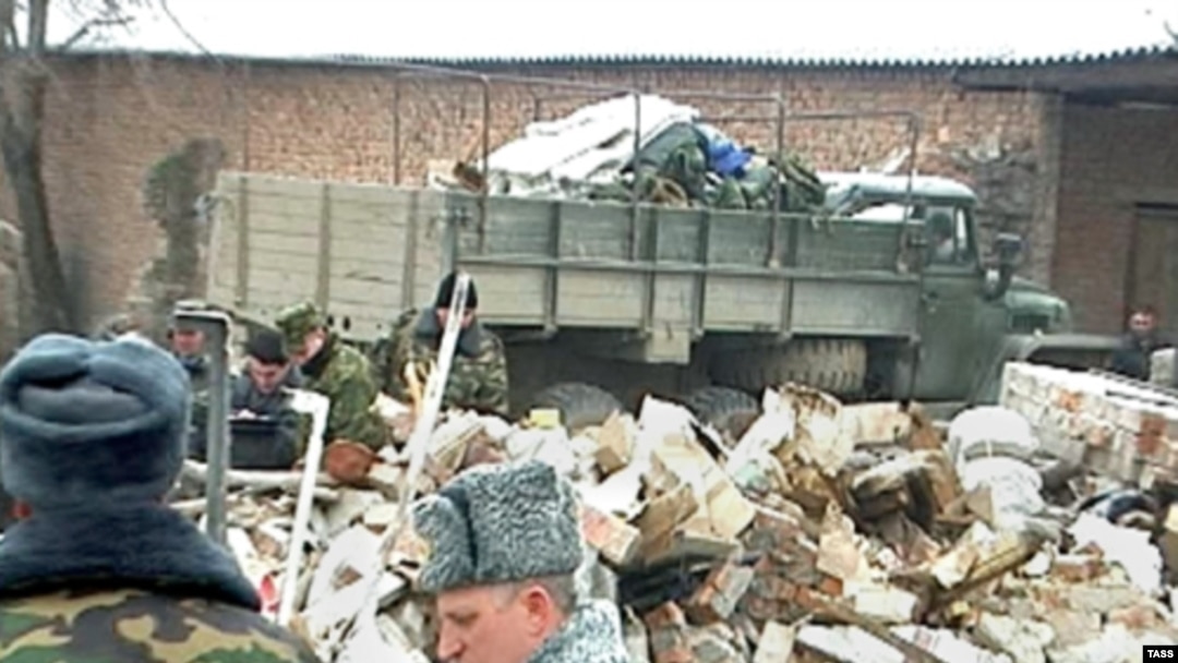 На месте взрыва казармы батальона "Восток" в чеченском селе Курчалой.