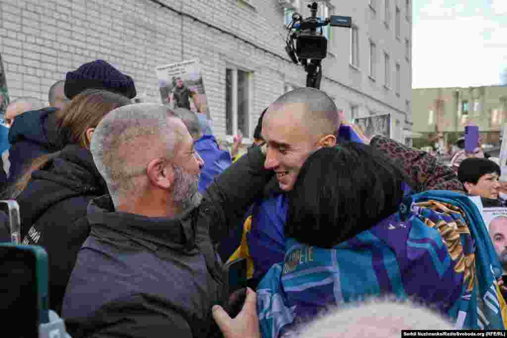 Рідні обіймають українського військового, який повернувся з російського полону