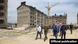 Президент Нагорного Карабаха Араик Арутюнян посещает стройплощадку, апрель 2021 г.