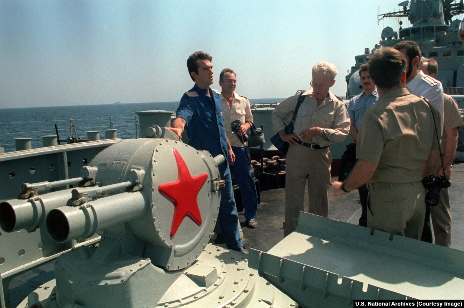 Një ushtarak rus duke ia shpjeguar ekipazhit të një aeroplanmbajtëseje amerikane operimin e një pajisjeje të krijuar për të çorientuar radarin e armikut, në tetorin e vitit 1992.