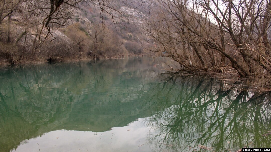 Jedan od rukavaca rijeke Neretve, na lokalitetu ušća rijeke Bune. Izgradnja dvije mini hidroelektrane bi za to područje predstavljalo opću katastrofu, tvrde u Ekološkoj udruzi Majski cvijet iz mjesta Buna-Zaton kod Mostara, jer bi došlo do uništenja flore i faune, mart 2021.