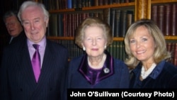 John O'Sullivan sa Margareth Thatcher i suprugom Melissom O'Sullivan, London, 2009.