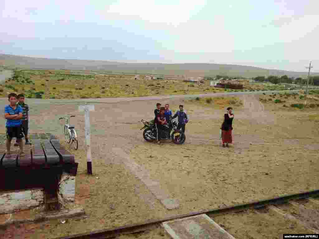 Serhetabat etrabynyň Daşk&ouml;pri obasynda adamlaryň bir topary otla garaş&yacute;ar.