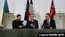 Ukrayna prezidenti Volodimir Zelenski, Fransa prezidenti Emmanuel Makron və Böyük Britaniyanın baş naziri Kir Starmer atəşkəsdən sonra Ukraynada çoxmillətli qüvvələrin yerləşdirilməsi ilə bağlı bəyannamə imzalayıblar.