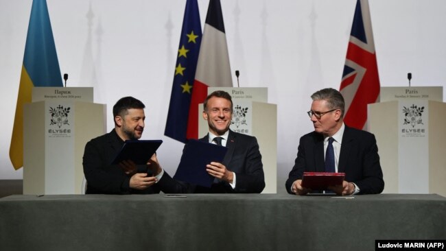 Ukrayna prezidenti Volodimir Zelenski, Fransa prezidenti Emmanuel Makron və Böyük Britaniyanın baş naziri Kir Starmer atəşkəsdən sonra Ukraynada çoxmillətli qüvvələrin yerləşdirilməsi ilə bağlı bəyannamə imzalayıblar.