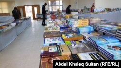 جانب من معرض الكتاب في جامعة نوروز