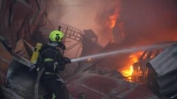 Рятувальники гасять вогонь після російського удару по Києву, 6 квітня 2025 року