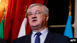 Андрій Сибіга зазначив, що це явище викликає «найгірші асоціації з колоніальними практиками минулого»