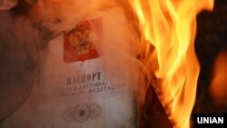 Палаючий паспорт громадянина Росії біля будівлі російського генерального консульства в Одесі 