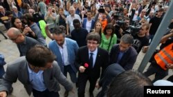 Carles Puigdemont la o secție de vot din Sant Julia de Ramis, Spania 1 octombrie 2017.
