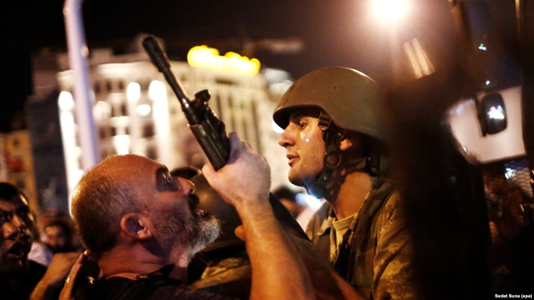 Policajac hapsi vojnika - prizori iz centra Istanbula u noći pokušaja državnog udara, jul 2016.
