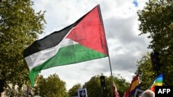 Palestinska zastava na maršu u Parizu kojim se traži "priznavanje Države Palestine i okončanje genocida" za koji se Izrael optužuje, 21. septembar 2025.