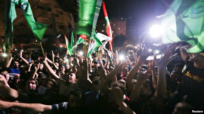 Palestinezët duke festuar në rrugët e Gazës